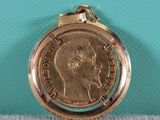 une image représentant une montre de poche en or sur laquelle repose une pièce de monnaie