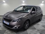 la voiture grise est garée sur un sol en damier dans le garage