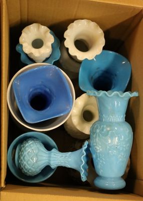 une boîte remplie de vases et de bols bleus et blancs