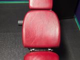 une chaise rouge qui se trouve au milieu d'une pièce