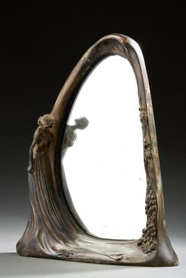 un miroir en forme de vague sur lequel figure un homme