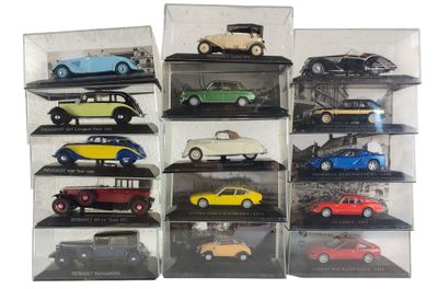 de nombreuses maquettes de voitures différentes dans une vitrine