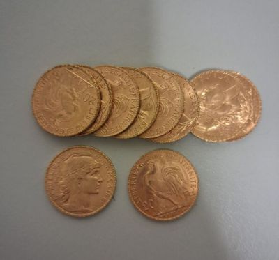 plusieurs pièces d'or empilées les unes sur les autres sur une table