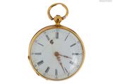 une montre de poche en or avec des chiffres romains sur le cadran