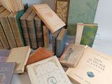 un grand nombre de livres posés sur une table