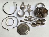 beaucoup d'objets en argent posés sur une table
