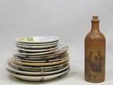 plusieurs assiettes et une bouteille posées les unes à côté des autres
