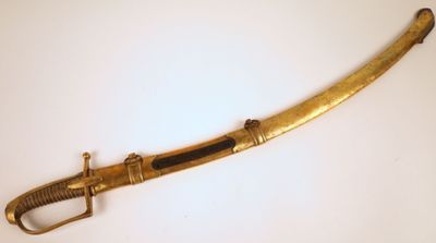 une vieille épée dorée avec une poignée noire sur un fond blanc