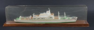 une petite maquette de bateau dans une vitrine