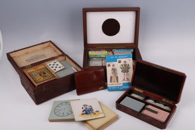 un grand nombre d'objets posés sur une table
