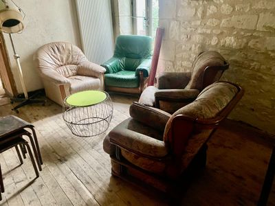 Ensemble de sièges divers dont fauteuils de salon et canapé.