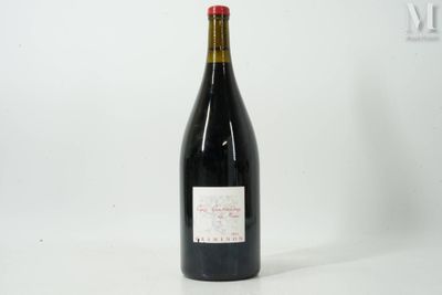 une bouteille de vin posée sur une table