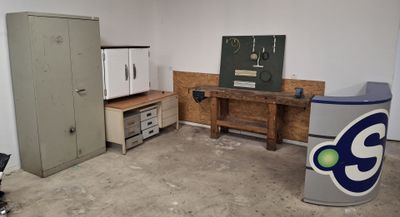 Etabli en bois équipé de 2 étaux 85x200x52 / Bureau métallique plateau - Photo 1