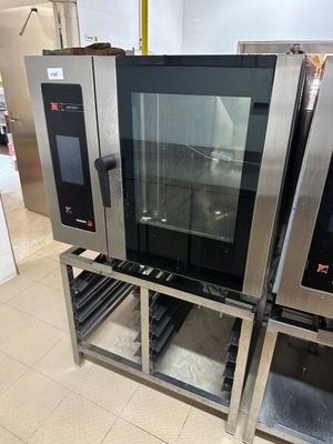 deux fours posés sur un meuble dans la cuisine