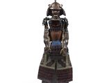 une image représentant une statue de samouraï portant un casque