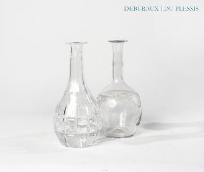 deux vases en verre posés l'un à côté de l'autre sur une surface blanche