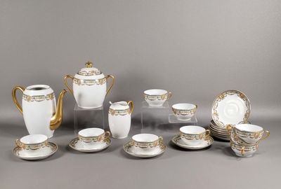 un service à thé blanc et doré, orné de bordures dorées