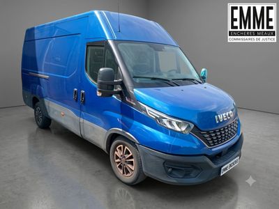 La camionnette bleue est garée dans une grande pièce.