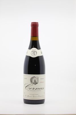 une bouteille de vin rouge posée sur une table
