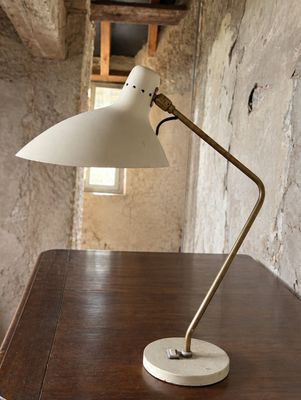 une lampe posée sur une table dans une pièce