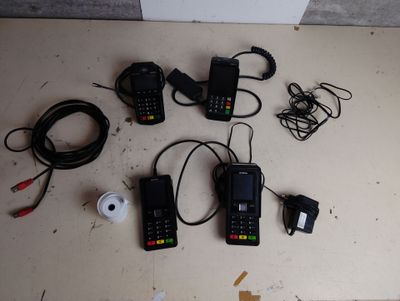 plusieurs modèles différents de téléphones portables posés par terre