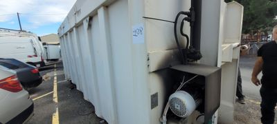 un homme qui se tient à côté d'un camion-poubelle