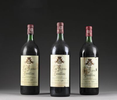 trois bouteilles de vin sont posées côte à côte sur une table
