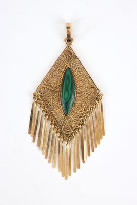 une image représentant un pendentif doré et vert sur fond blanc