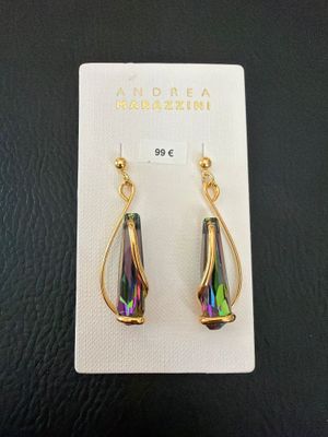 une paire de boucles d'oreilles dorées ornées d'une larme en verre aux couleurs de l'arc-en-ciel