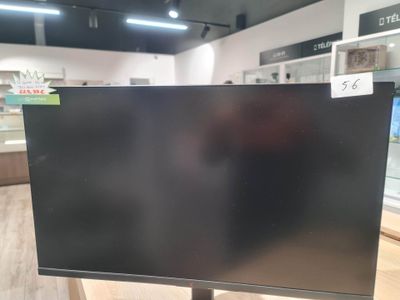 une photo d'un écran d'ordinateur exposé dans un magasin