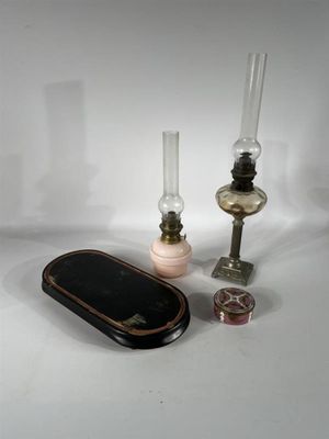trois objets différents posés sur une surface blanche