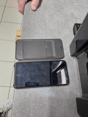 deux téléphones portables posés l'un à côté de l'autre sur une table