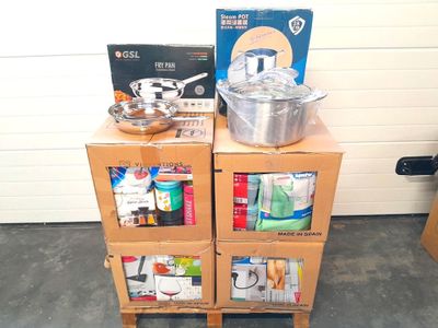 deux cartons sur lesquels sont représentés des casseroles et des poêles
