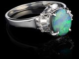 une bague en oplite et diamant sur fond noir