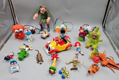 50 / C1 / Figurines divers dont OUI OUI dans sa voitur…