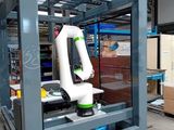 un robot assis au milieu d'une pièce