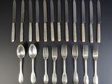 beaucoup de fourchettes et de cuillères sur la table
