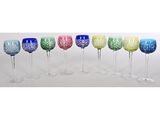 un lot de six verres à vin multicolores disposés les uns à côté des autres