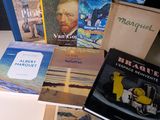 de nombreux livres posés sur une table