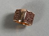 un gros plan d'une bague sur laquelle est posée une pièce de monnaie