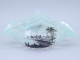 un vase en verre orné d'une image représentant un paysage