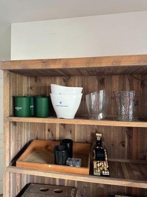 une étagère en bois sur laquelle sont posés divers objets