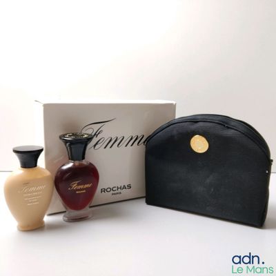 deux flacons de parfum et un sac posés sur une table