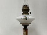 une lampe à huile à l'ancienne posée sur une table en bois
