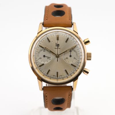 Gros plan sur une montre avec un bracelet en cuir marron