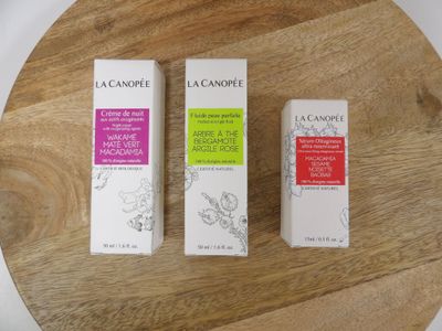 deux tubes de crème posés l'un à côté de l'autre sur une table en bois
