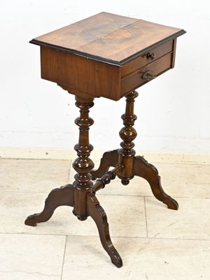 une petite table en bois surmontée d'un tiroir
