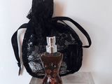 un flacon de parfum posé sur une table