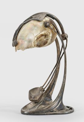 une image représentant une sculpture d'un oiseau tenant un coquillage dans son bec