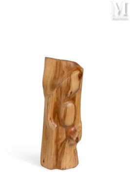 une sculpture en bois représentant un visage sur fond blanc